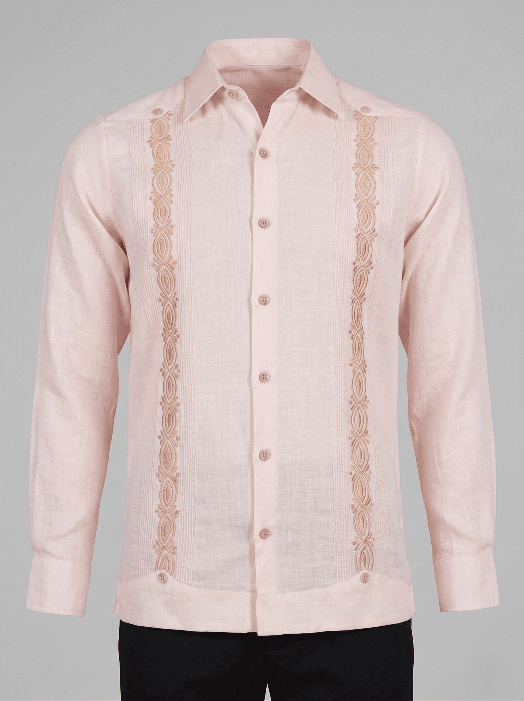 Camisa guayabera de manga larga en color rosa muy claro con bordados verticales detallados en marrón claro y pliegues tradicionales, presentada en un maniquí.