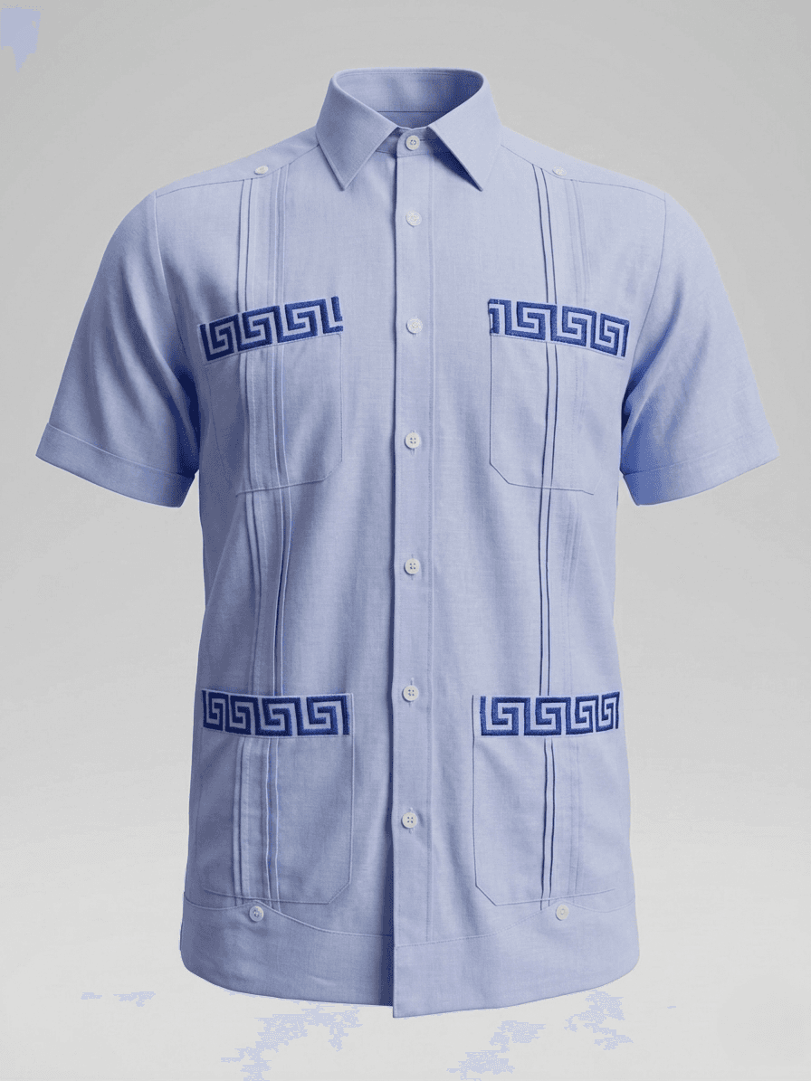Camisa guayabera de manga corta en color azul claro con bordados geométricos azul oscuro en los cuatro bolsillos y detalles de pliegues verticales, presentada en un maniquí.