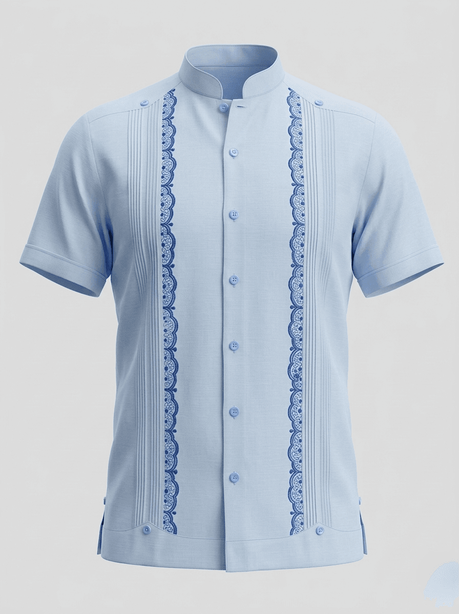 Camisa guayabera de manga corta en azul muy pálido con bordados decorativos en azul oscuro y cuello mandarín, inspirada en el clima de Jinotega.