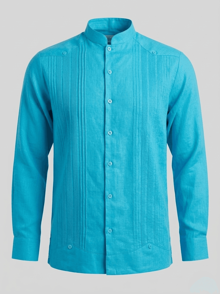 Camisa guayabera de manga larga en color azul turquesa vibrante con cuello mandarín y detalles de pliegues verticales, presentada en un maniquí.