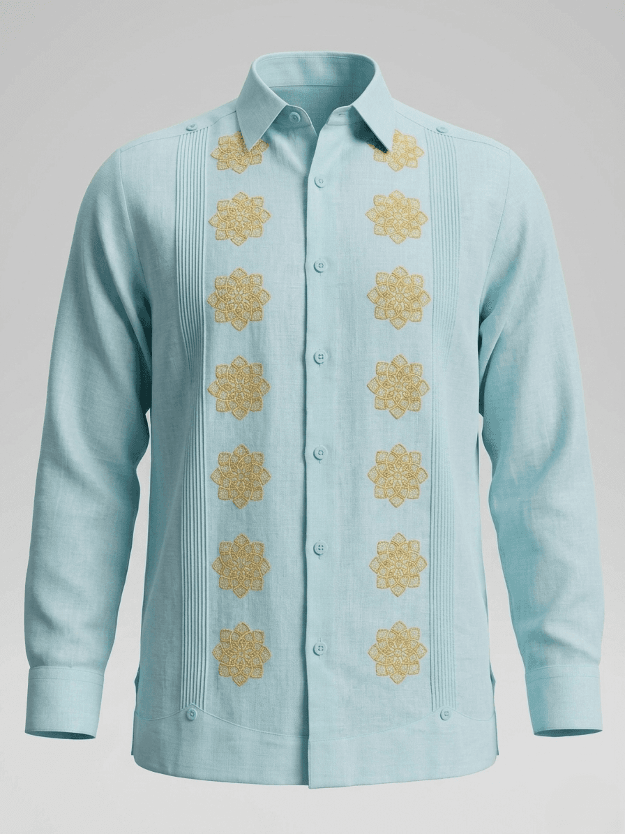 Camisa guayabera de lino azul muy claro con una serie de bordados circulares dorados en el pecho y pliegues verticales, presentada en un maniquí.