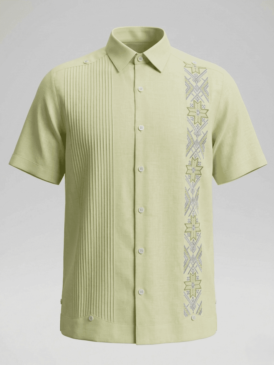 Camisa guayabera de manga corta en color verde lima claro con una franja de bordados de estrellas verdes y lilas en un costado y pliegues tradicionales en el otro.
